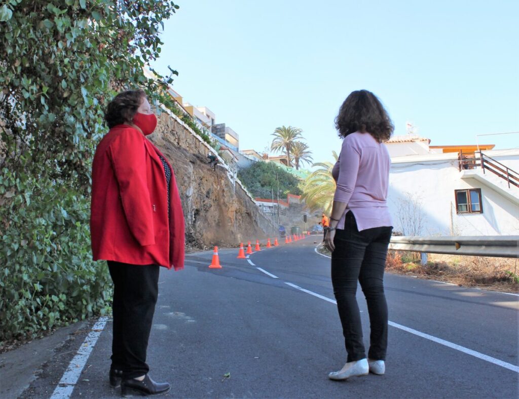 La-alcaldesa-Fidela-Velazquez-y-la-edil-Gloria-Mendez-visitando-la-obra