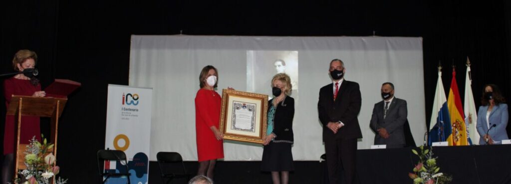 La-hija-y-la-nieta-del-homenajeado-sostienen-el-diploma-junto-al-Alcalde La-hija-y-la-nieta-del-homenajeado-sostienen-el-diploma-junto-al-Alcalde