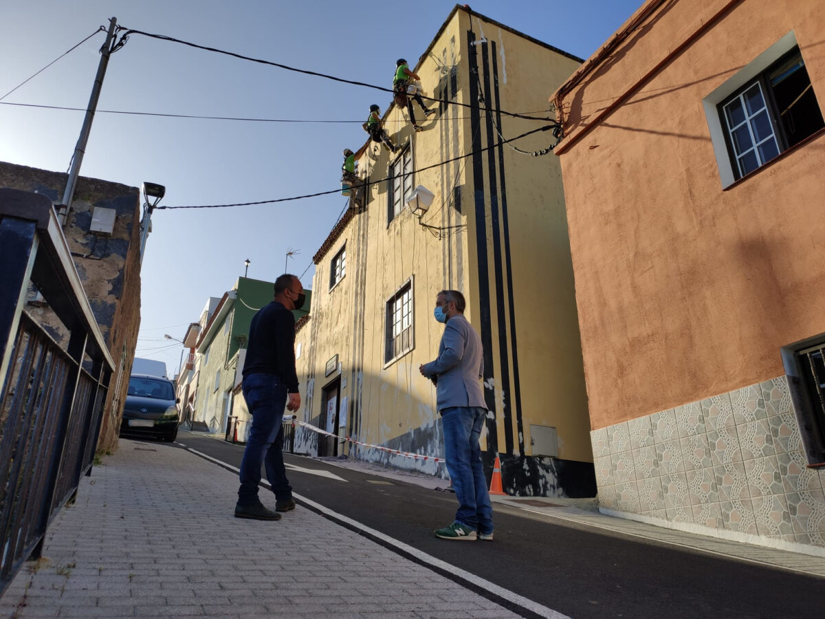 Jonay-Mendez-y-Ezequiel-Dominguez-junto-a-los-trabajos-en-la-Casa-Amarilla