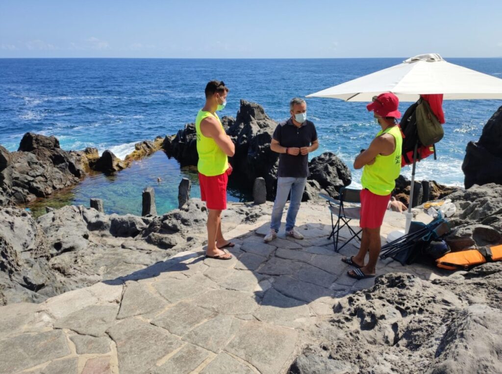 El-alcalde-Ezequiel-Dominguez-junto-a-los-socorristas-del-Charco-de-La-Laja El-alcalde-Ezequiel-Dominguez-junto-a-los-socorristas-del-Charco-de-La-Laja