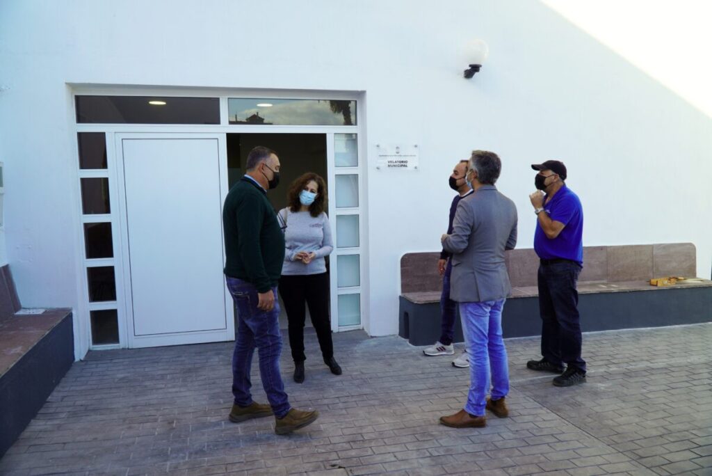El-Alcalde-y-los-ediles-Jonay-Mendez-Juan-Ramos-y-Gloria-Mendez-visitando-la-obra-2