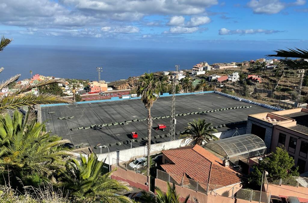 A buen ritmo las obras de sustitución del césped del campo de fútbol de Los Quevedos