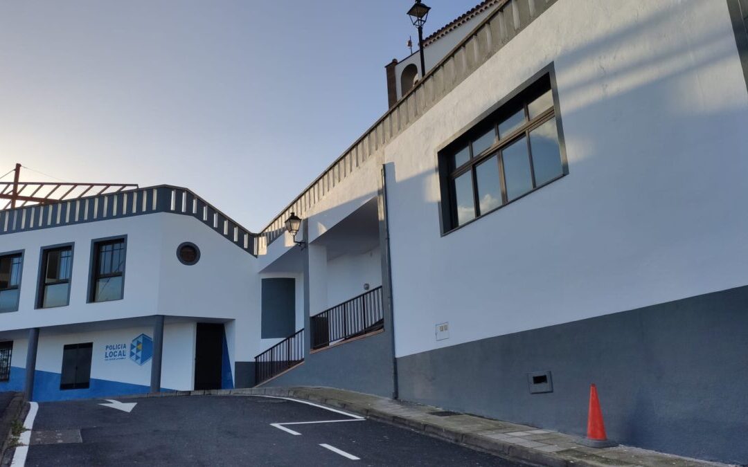 Concluye la rehabilitación de las fachadas de la Policía Local y el Usos Múltiples de San José