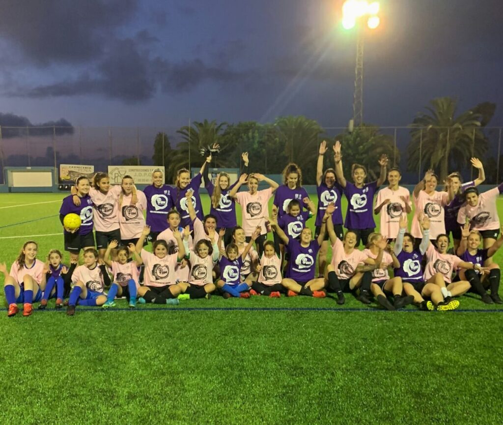 Las-jugadoras-del-primer-encuentro-de-futbol-femenino Las-jugadoras-del-primer-encuentro-de-futbol-femenino