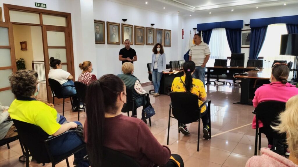 Recepcion-de-empleados-por-parte-de-los-ediles-Jonay-Mendez-iz-Gloria-Mendez-y-Juan-Ramos