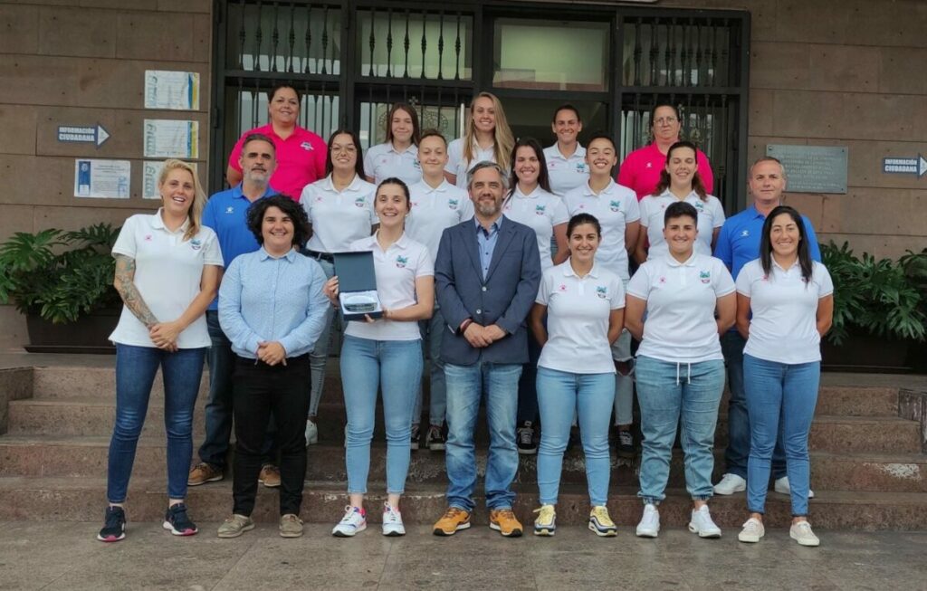 El-equipo-junto-al-Alcalde-y-la-Concejala-tras-las-entrega-de-la-placa-conmemorativa