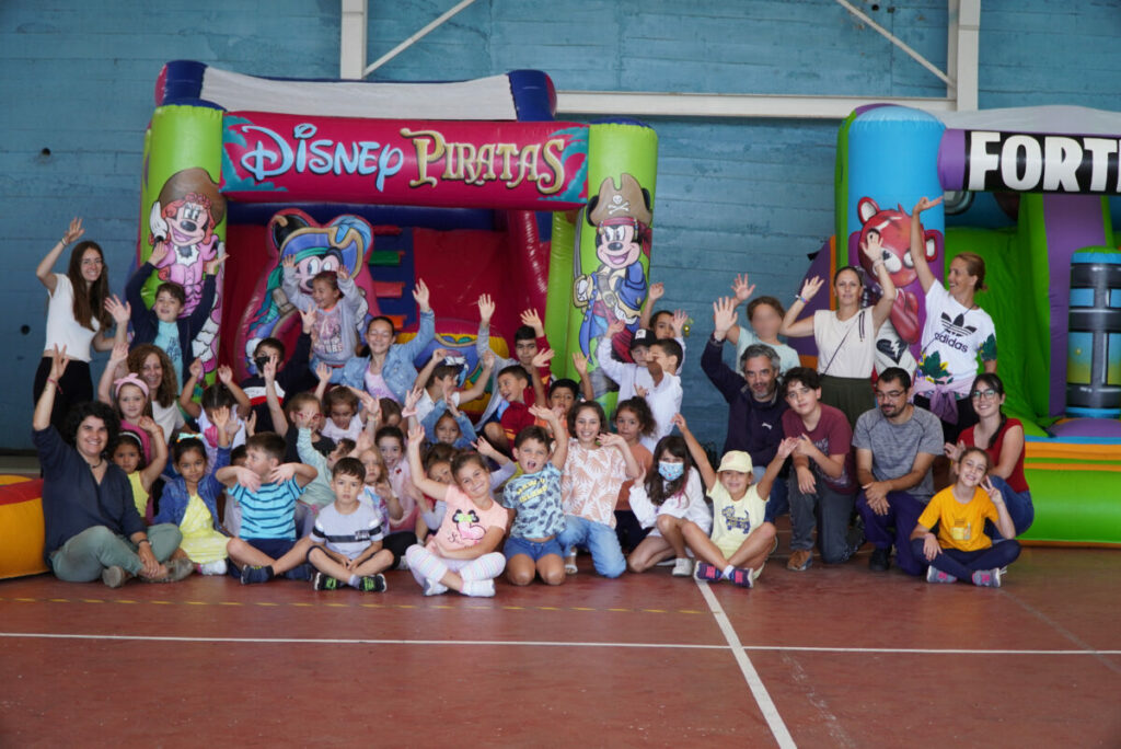 Foto-de-familia-con-el-alcalde-concejales-monitores-y-participantes Foto-de-familia-con-el-alcalde-concejales-monitores-y-participantes