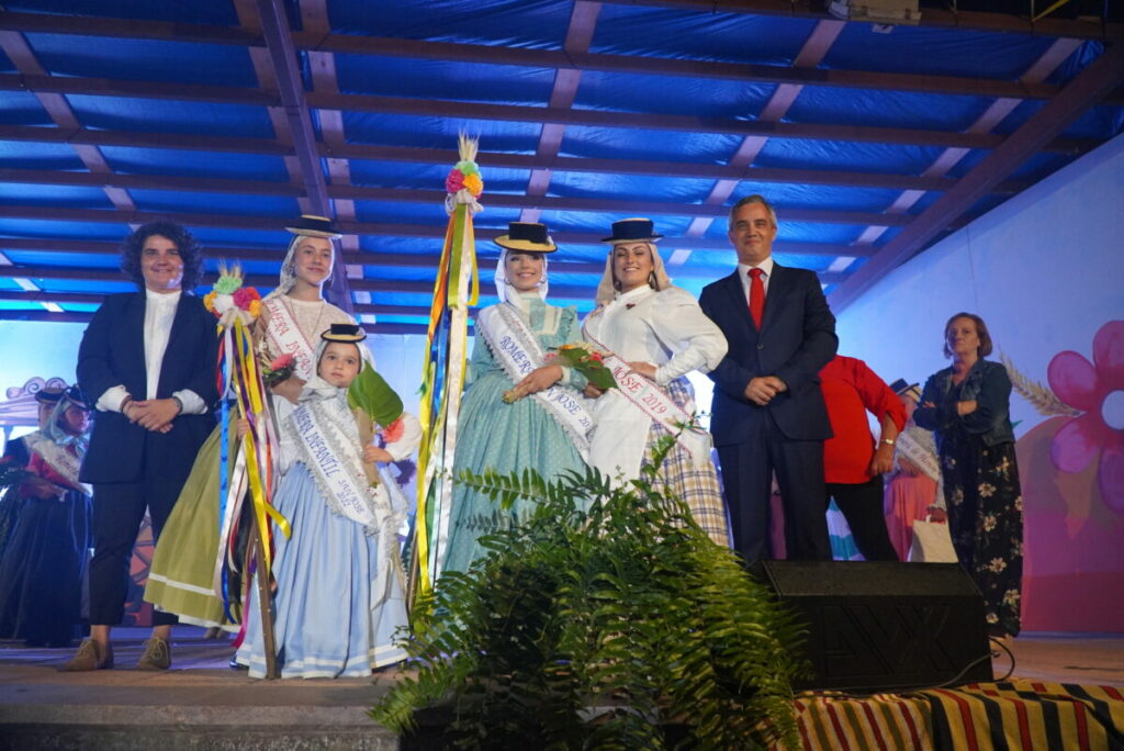 El-Alcalde-y-la-concejala-de-Fiestas-junto-a-las-nuevas-Romeras-y-las-de-2019-que-ceden-la-vara