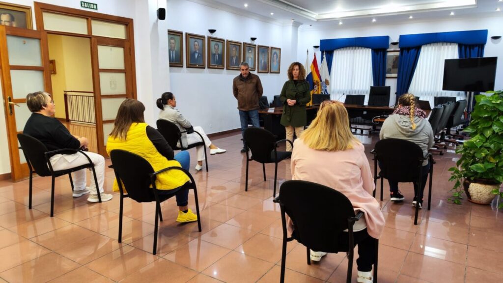 La-concejala-de-Empleo-durante-la-recepcion-de-las-nuevas-trabajadoras-1 La-concejala-de-Empleo-durante-la-recepcion-de-las-nuevas-trabajadoras-1