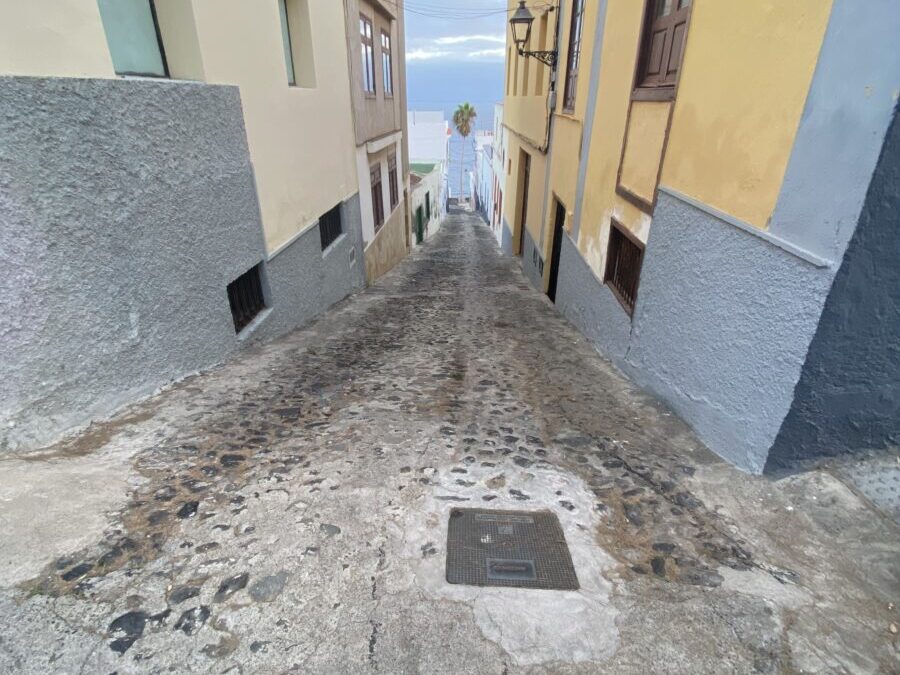 Repavimentación en piedra de la calle La Marina y La Escalinata