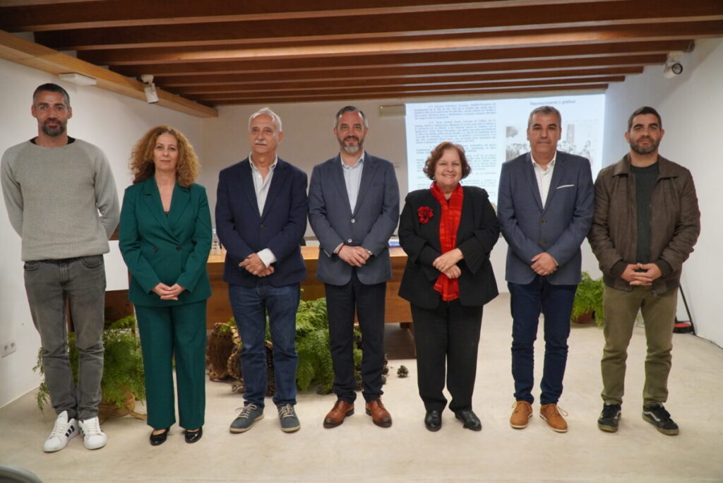 El-autor-con-la-corporacion-y-la-prologuista