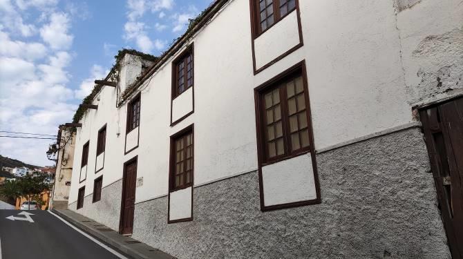 Trabajos de mejora y embellecimiento de dos iconos del Patrimonio Histórico local