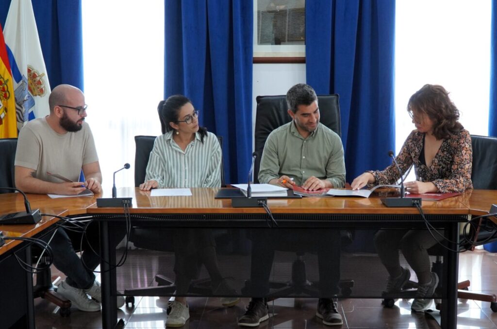 Los concejales Juan Siverio y Yanira Mesa (centro) junto a técnicos de Cultania Los concejales Juan Siverio y Yanira Mesa (centro) junto a técnicos de Cultania