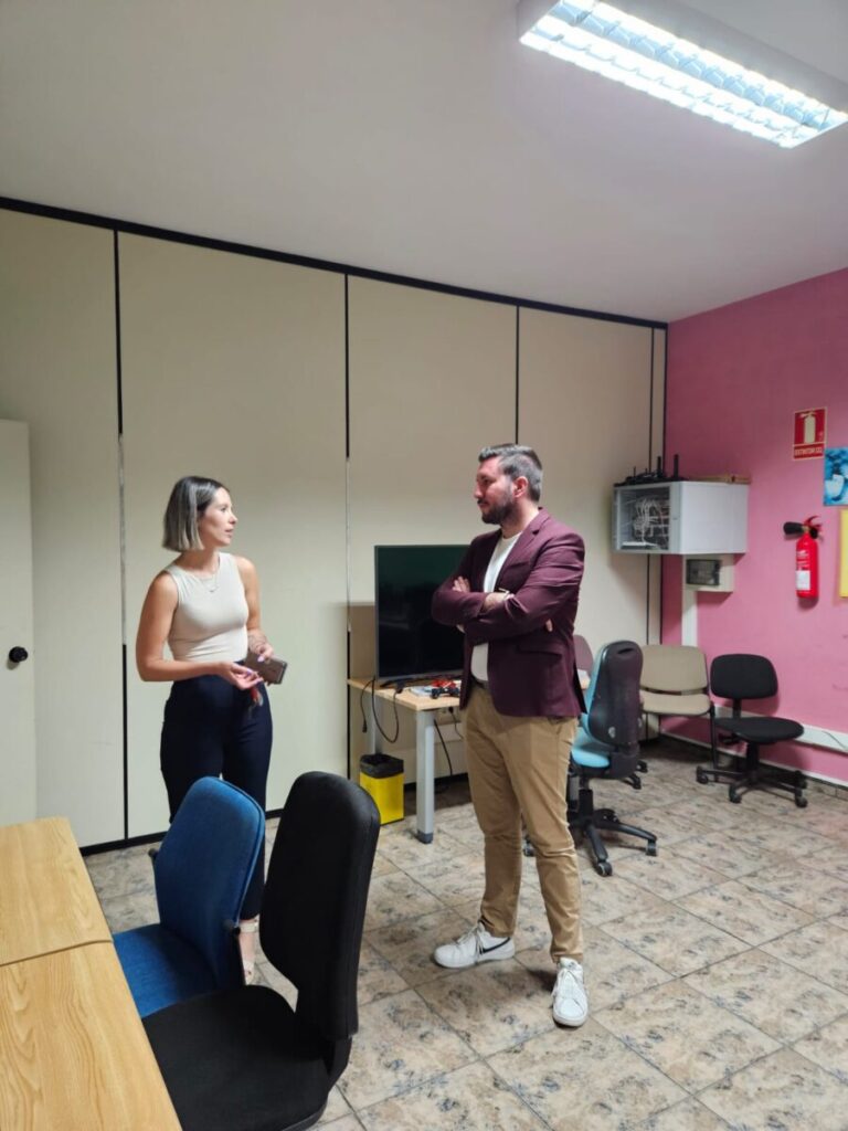 María García y Serafín Mesa durante la visita a la Casa de la Juventud María García y Serafín Mesa durante la visita a la Casa de la Juventud