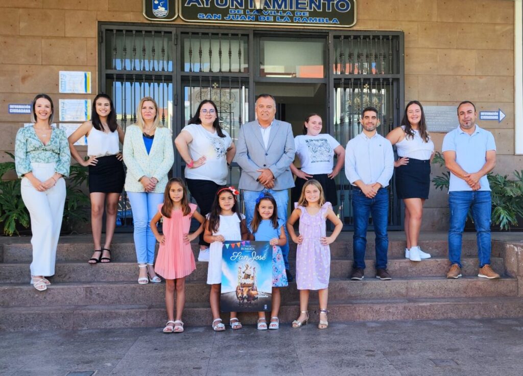 Candidatas junto al Grupo de Gobierno en la entrada del Ayuntamiento Candidatas junto al Grupo de Gobierno en la entrada del Ayuntamiento