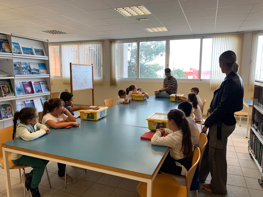 La concejala en un momento del taller de robótica (1) La concejala en un momento del taller de robótica (1)