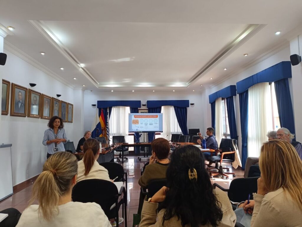 Momento de la reunión formativa con el personal municipal Momento de la reunión formativa con el personal municipal