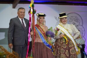 El alcalde junto a la Romera Adulta y Romera Adulta 2023