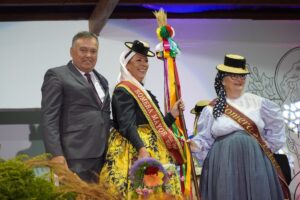 El alcalde junto a la Romera Mayor y Romera Mayor saliente