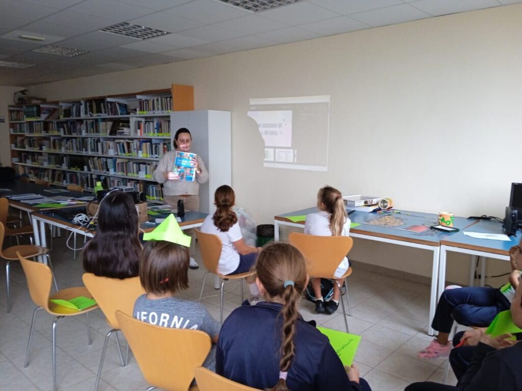La Psicóloga municipal del área de Menores en un encuentro con la ludoteca La Estrella Contenta