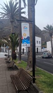 El casco está adornado con banderolas del acto