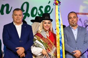 El Alcalde y el concejal de Fiestas con la Romera Adulta