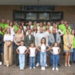 Foto de familia con romeras, grupo de gobierno y comisión de fiestas San José