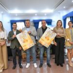 Grupo de gobierno con el cartel