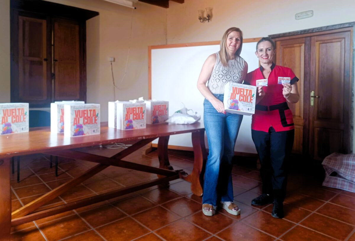 Sorteo de los cheques regalo con la Concejala (I) y una representante del comercio local