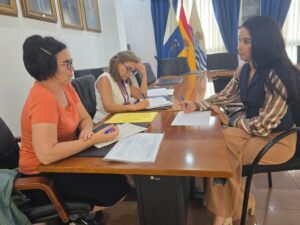 Yanira Mesa (D) junto a la técnico municipal y la representante del colegio de Veterinarios