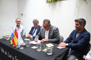 El Alcalde firma el acuerdo de donación
