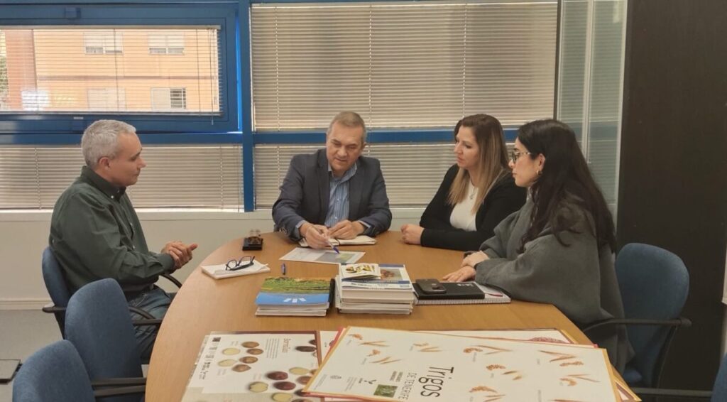La concejala Yanira Mesa y el consejero Valentín González en una reunión sobre este tema