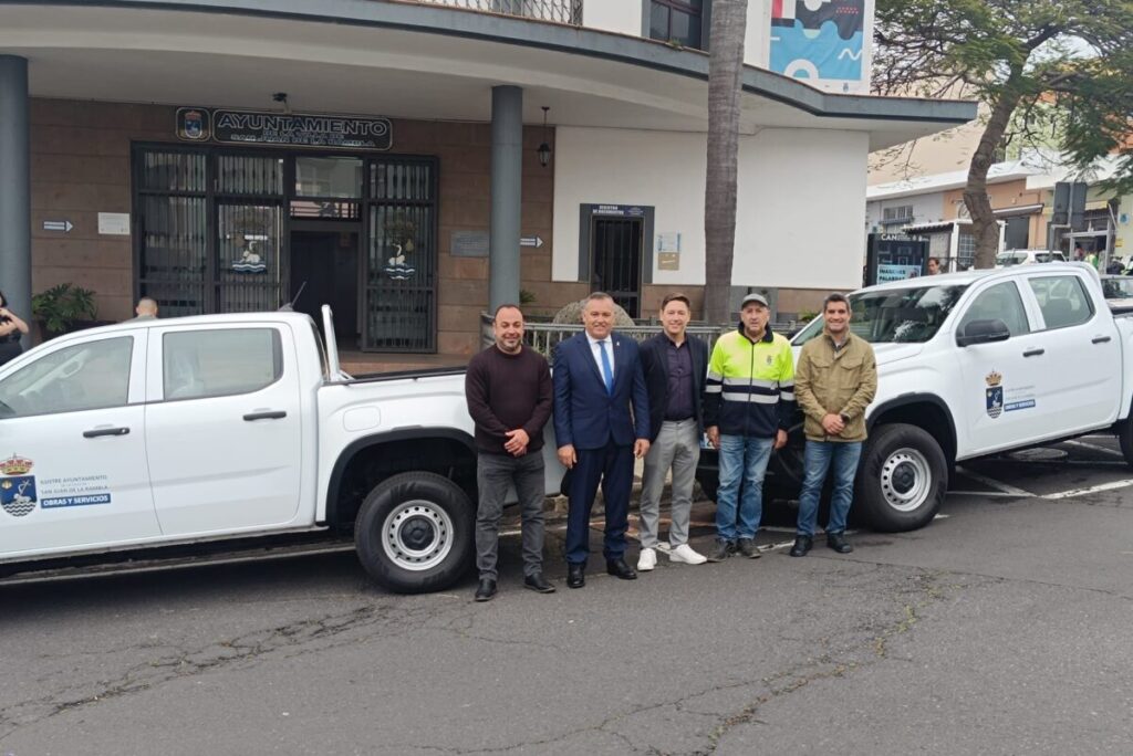 Alcalde, concejales, encargado de Obras y representante de la empresa en la entrega de los coches