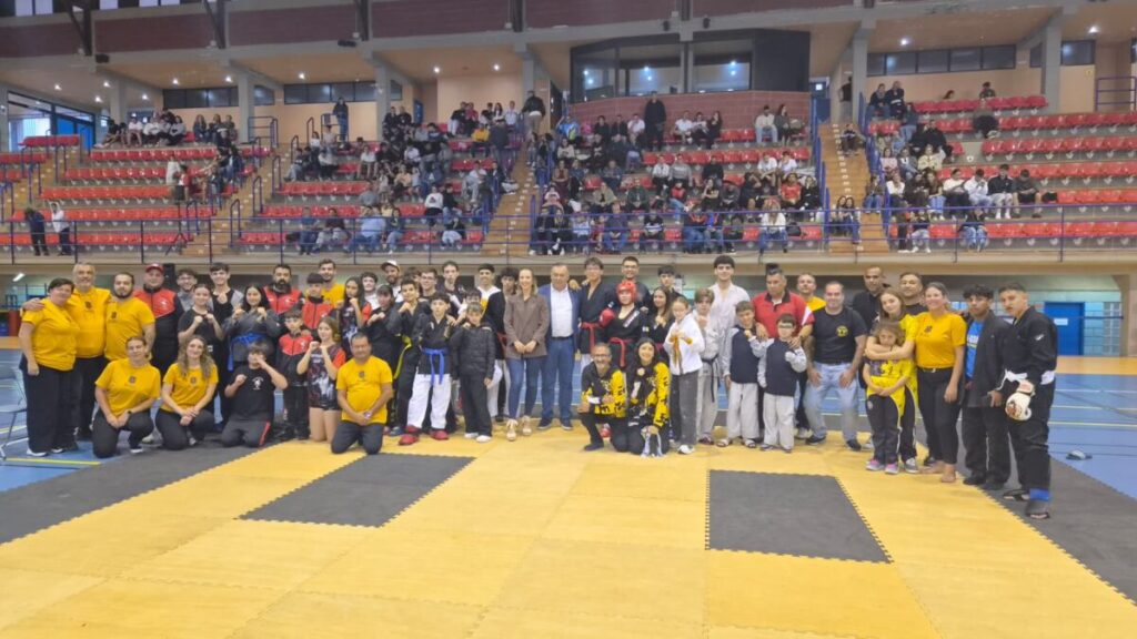 Foto de familia de todos los participantes Foto de familia de todos los participantes