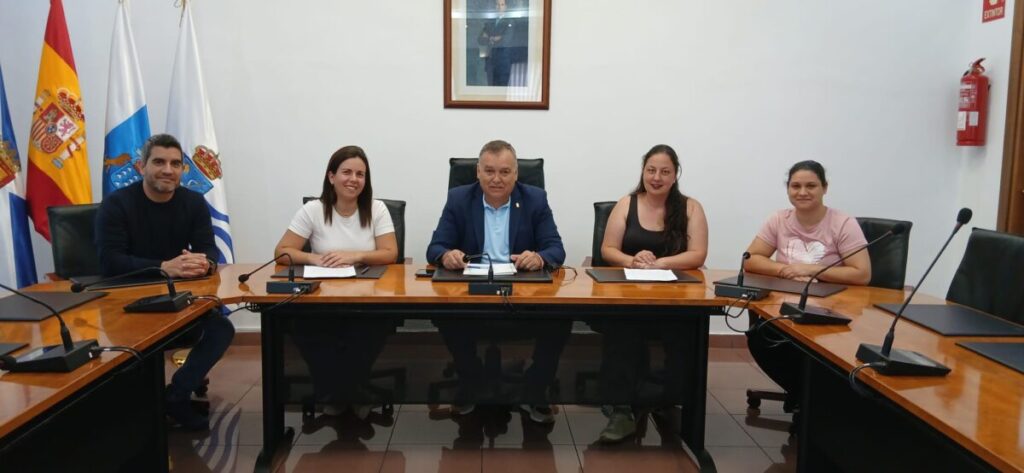 Alcalde y concejal de Educación con representantes de los AMPA Alcalde y concejal de Educación con representantes de los AMPA