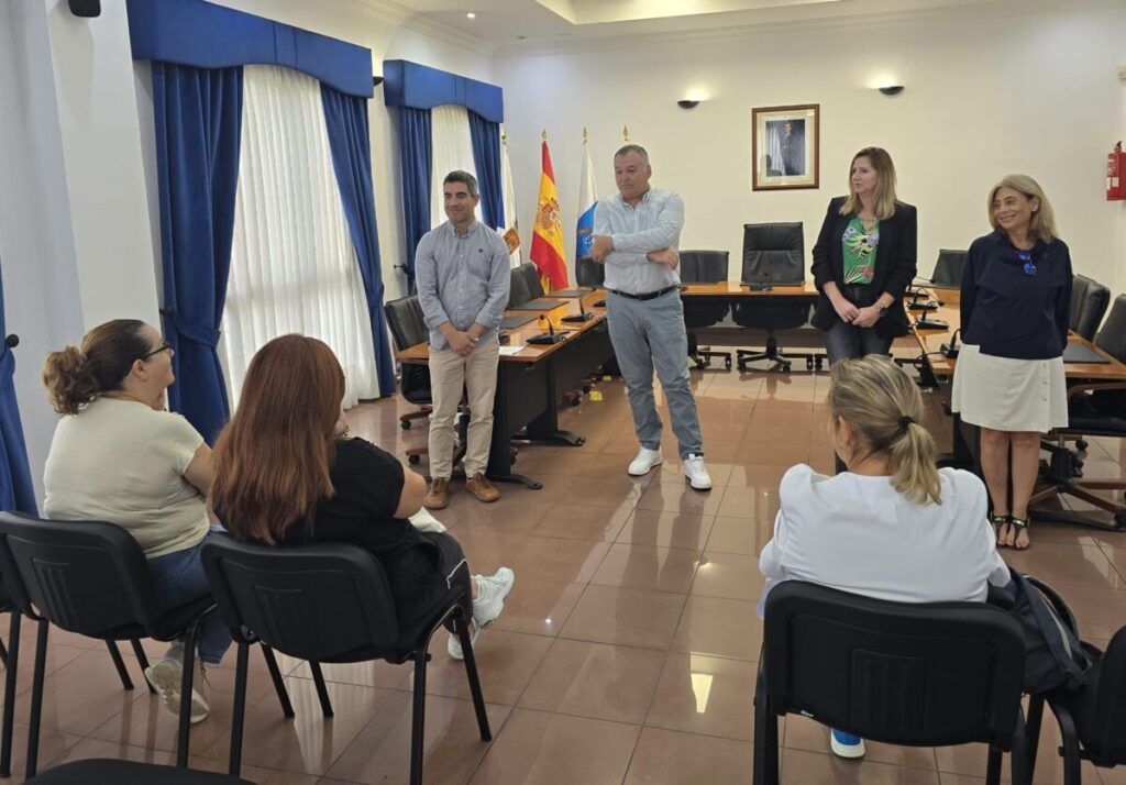 El Alcalde, los concejales de AEDL y Limpieza y la técnico del área, dan la bienvenida a las empleadas