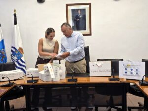 El Alcalde y la Concejala durante la recepción de los kits