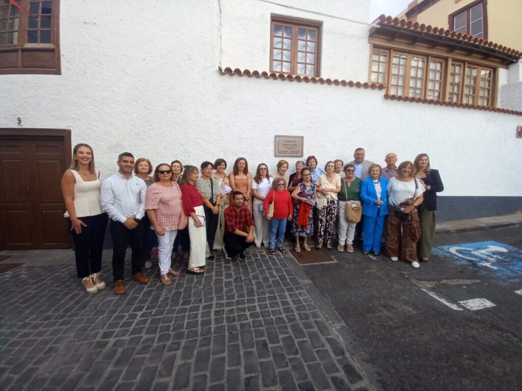 Foto de familia tras la develación de la placa Foto de familia tras la develación de la placa