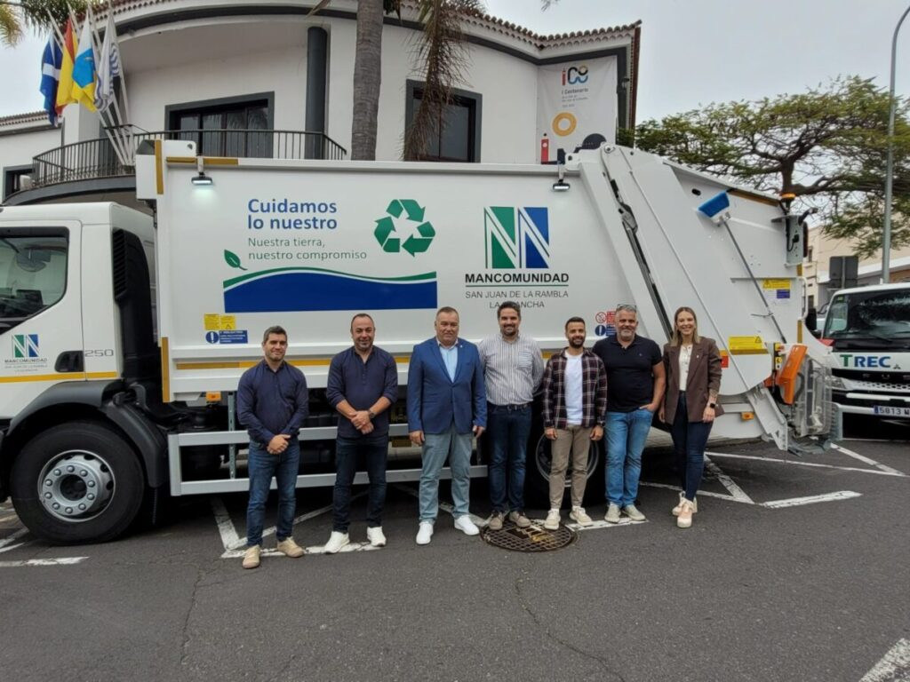 Representantes políticos y de la Mancomunidad con uno de los nuevos camiones 2 Representantes políticos y de la Mancomunidad con uno de los nuevos camiones 2