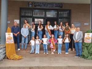 Concejales, candidatas y Romeras del año pasado en la puerta del Ayuntamiento Concejales, candidatas y Romeras del año pasado en la puerta del Ayuntamiento
